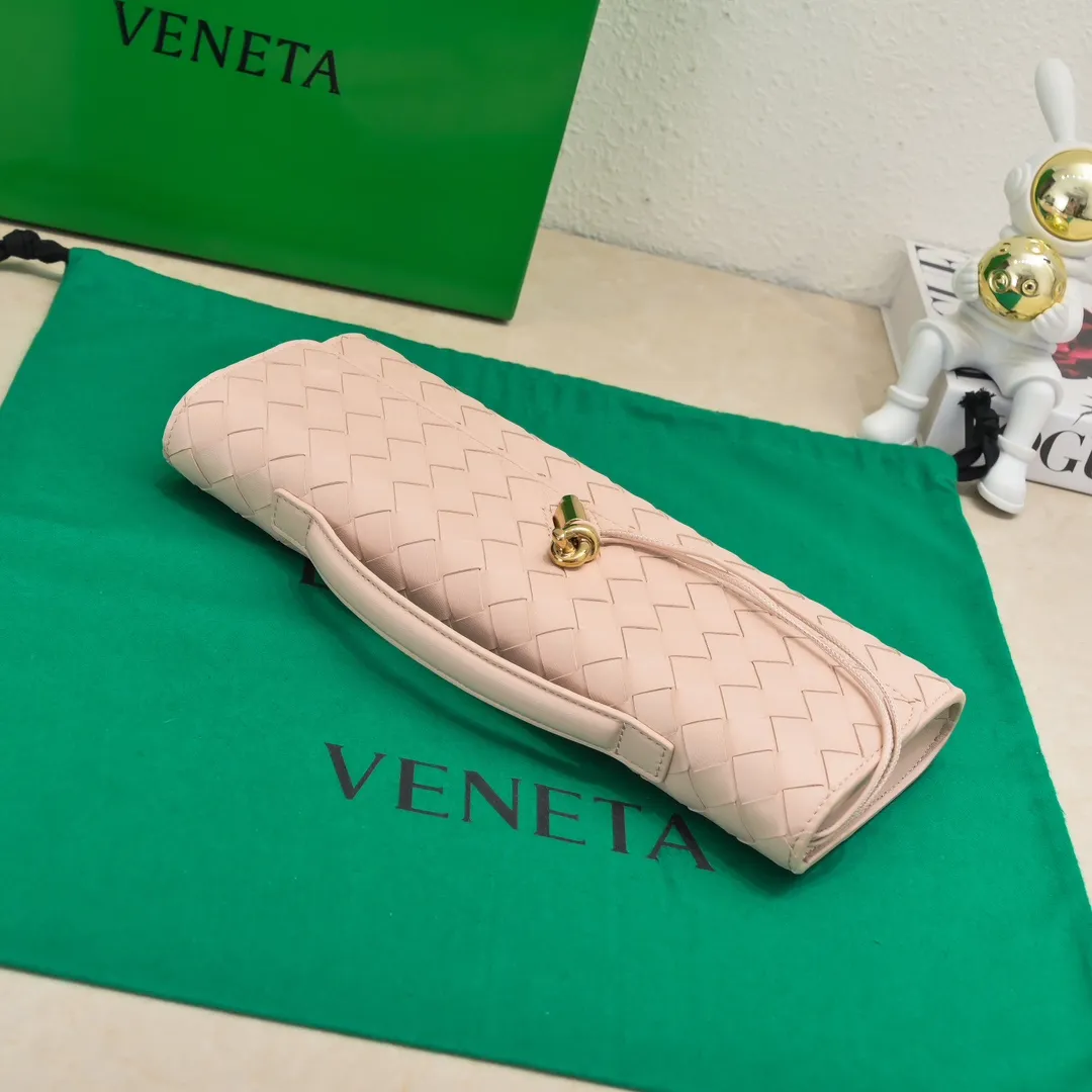The batch of 1360 BV Andiamo evening handbags has been heavily planted again~ The designer aesthetics in the era of economic downturn are back. I fall in love with it at first sight and can't put it down. It's so beautiful and full of aura. The shape and texture are very competitive. It's light in weight and has sufficient capacity. It's a must-have for fashionistas. It's suitable for many occasions, minimalist, high-end and light luxury. Model No.: 741511 Size: 31*13*3cm